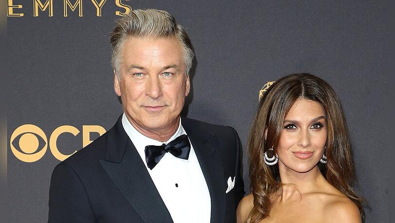 Alec Baldwin und Gattin Hilaria können erstmal aufatmen.