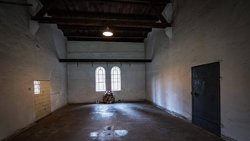 Der Hinrichtungsraum in der Gedenkstätte Plötzensee in Berlin - mit den Fleischerhaken, an denen die Verurteilten, die Widerständler des 20. Juli 1944, gehängt wurden. Der Hinrichtungsraum in der Gedenkstätte Plötzensee in Berlin - mit den Fleischerhaken, an denen die Verurteilten, die Widerständler des 20. Juli 1944, gehängt wurden.