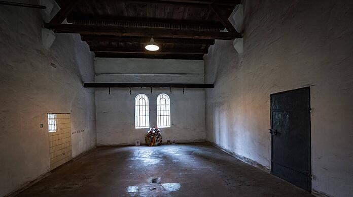 Der Hinrichtungsraum in der Gedenkst&auml;tte Pl&ouml;tzensee in Berlin - mit den Fleischerhaken, an denen die Verurteilten, die Widerst&auml;ndler des 20. Juli 1944, geh&auml;ngt wurden.