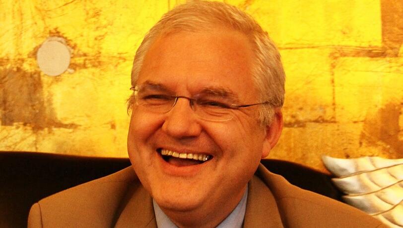Oliver Jahraus ist Germanist, gebürtig aus dem Allgäu nd forscht zu Medientheorie, Kulturtheorie und Kultur der Gegenwart sowie zu Film, Filmtheorie und Filmanalyse. Seit 2005 hat er den Lehrstuhl für Neuere deutsche Literatur und Medien an der LMU München.