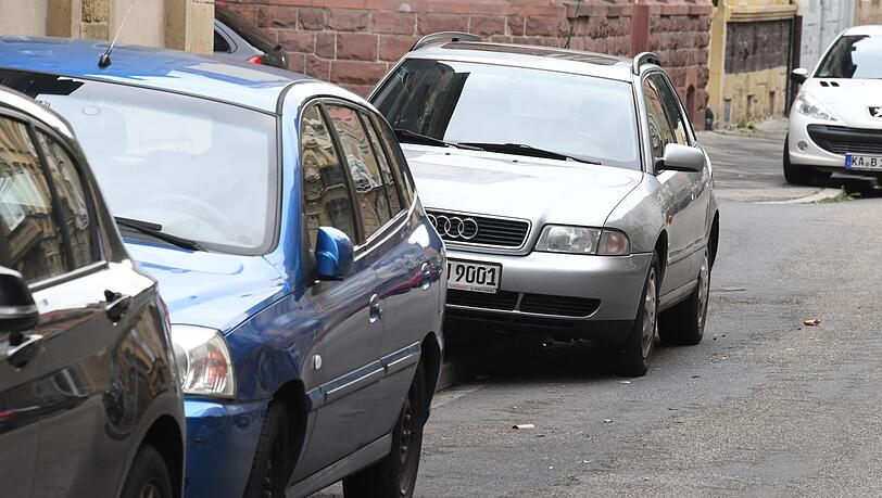 Bis zu einer gewissen Restbreite dulden viele bayerische Städte auf Gehwegen abgestellte Autos. (Symbolbild) Bis zu einer gewissen Restbreite dulden viele bayerische Städte auf Gehwegen abgestellte Autos. (Symbolbild)