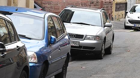Bis zu einer gewissen Restbreite dulden viele bayerische Städte auf Gehwegen abgestellte Autos. (Symbolbild)