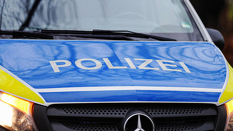 Die Polizei ermittelt nach dem Zusammenstoß eines Autos und einer Straßenbahn. (Symbolbild)