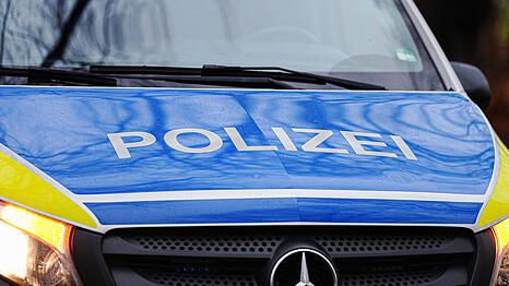 Die Polizei ermittelt nach dem Zusammenstoß eines Autos und einer Straßenbahn. (Symbolbild)