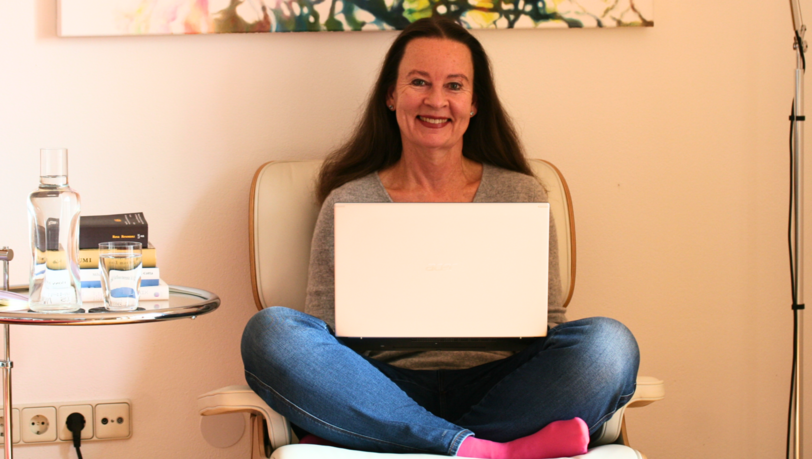 Christiane Stark ist Ingolst&auml;dterin und arbeitet seit vielen Jahren im Management bei Audi. Sie hat schon auf mehreren Kontinenten gelebt und und parallel mehrfach Start-ups gegr&uuml;ndet. Nebenberuflich absolvierte sie eine Ausbildung zur Achtsamkeitslehrerin.