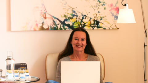 Christiane Stark ist Ingolst&auml;dterin und arbeitet seit vielen Jahren im Management bei Audi. Sie hat schon auf mehreren Kontinenten gelebt und und parallel mehrfach Start-ups gegr&uuml;ndet. Nebenberuflich absolvierte sie eine Ausbildung zur Achtsamkeitslehrerin.