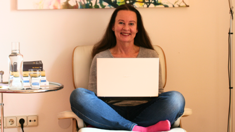 Christiane Stark ist Ingolst&auml;dterin und arbeitet seit vielen Jahren im Management bei Audi. Sie hat schon auf mehreren Kontinenten gelebt und und parallel mehrfach Start-ups gegr&uuml;ndet. Nebenberuflich absolvierte sie eine Ausbildung zur Achtsamkeitslehrerin.
