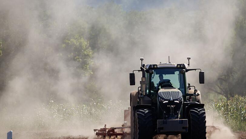 Ein Traktor ist bei einem Ausweichman&ouml;ver umgekippt und sein Fahrer leicht verletzt worden. (Symbolbild)