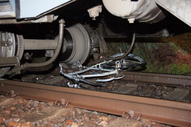 In Landkreis Altötting ist in der Nacht zum Donnerstag ein Unbekannter mit seinem Rad auf einem Bahnübergang vom Zug erfasst worden - die Person starb. Bilder vom Geschehen.