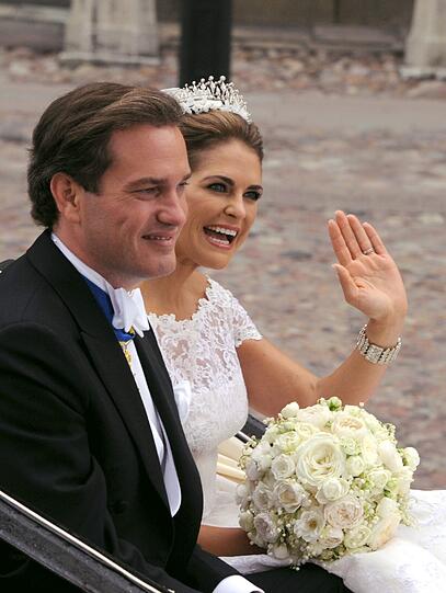 Im Spitzenkleid hat die schwedische Prinzessin ihren Bräutigam, den New Yorker Banker Chris O'Neill, in Stockholm geheiratet. Und war schöner denn je. Die Bilder