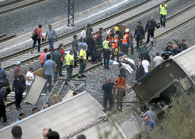 Weitere Bilder aus Santiago de Compostela. Die Bergungsarbeiten dauern an, weitere Todesopfer werden nicht ausgeschlossen.