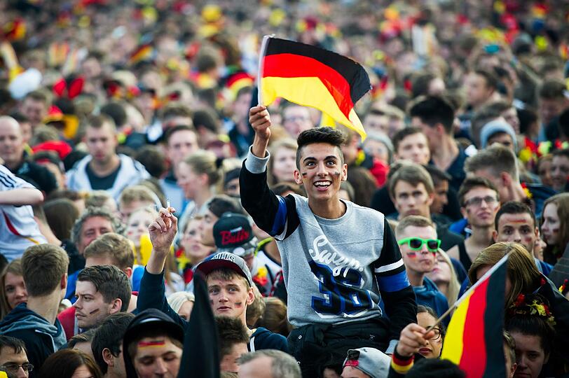 Deutschland im WM-Fieber. Ein Streifzug durch die Fanmeilen und Public-Viewing-Hotspots der Republik.