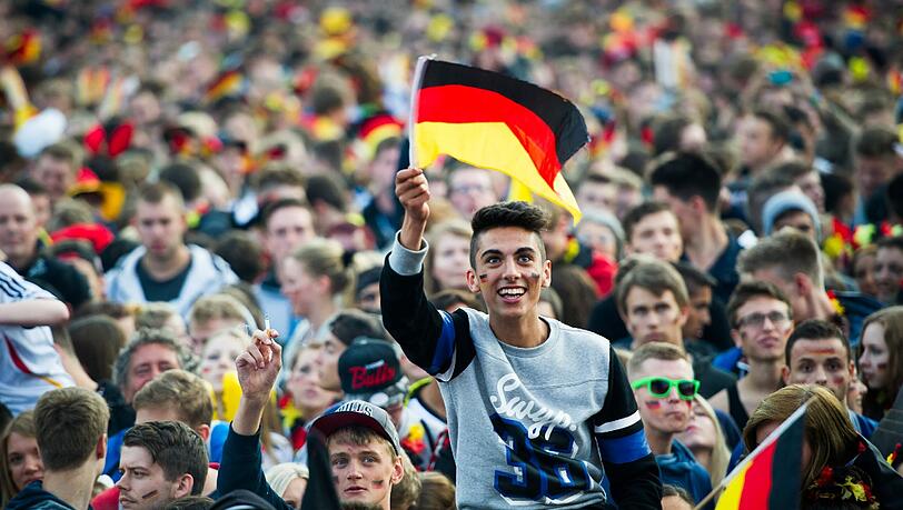 Deutschland im WM-Fieber. Ein Streifzug durch die Fanmeilen und Public-Viewing-Hotspots der Republik. Deutschland im WM-Fieber. Ein Streifzug durch die Fanmeilen und Public-Viewing-Hotspots der Republik.