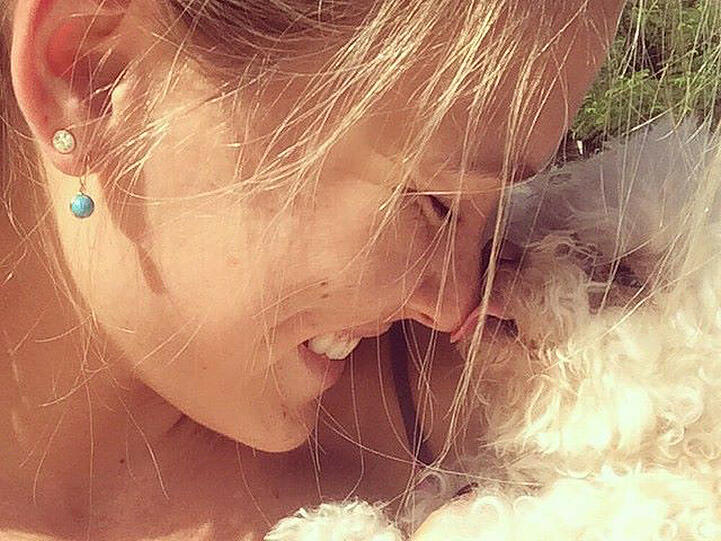 Bar Refaeli kuschelt mit Poochie in der Sonne
