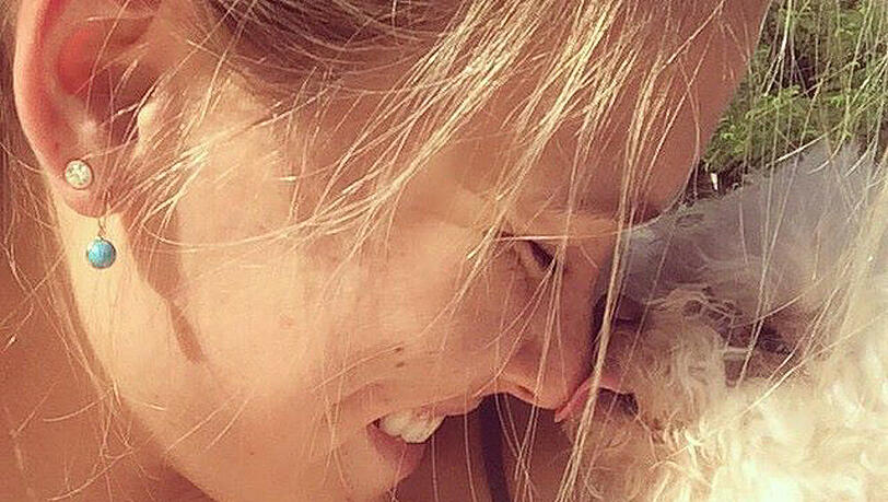 Bar Refaeli kuschelt mit Poochie in der Sonne Bar Refaeli kuschelt mit Poochie in der Sonne