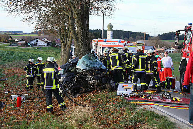 Horrorcrash im Landkreis Erding: Bei dem schweren Unfall kamen zwei Menschen ums Leben.