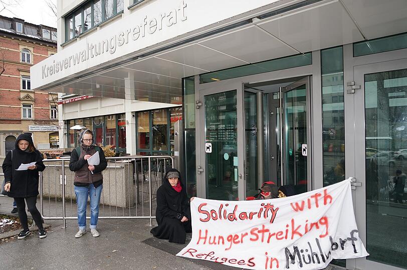 Aktivisten haben sich an die Eingangstür des KVR gekettet und fordern die Freilassung aller Abschiebehäftlinge.