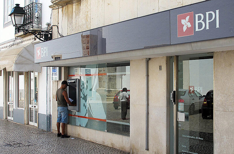 Banco BPI-Filiale im portugiesischen Olhao. Die spanische CaixaBank plant eine Übernahme von Banco BPI. Foto: Jens Kalaene/Archiv