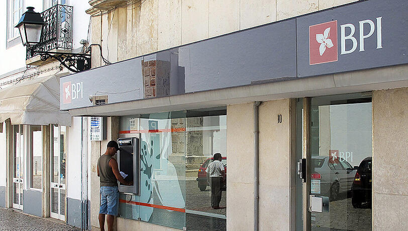 Banco BPI-Filiale im portugiesischen Olhao. Die spanische CaixaBank plant eine Übernahme von Banco BPI. Foto: Jens Kalaene/Archiv Banco BPI-Filiale im portugiesischen Olhao. Die spanische CaixaBank plant eine Übernahme von Banco BPI. Foto: Jens Kalaene/Archiv
