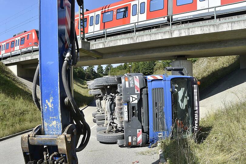 Der Kieslaster blieb an der Brücke hängen. Der Fahrer hatte vergessen, die Laderampe wieder einzufahren.