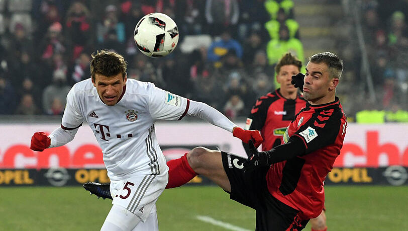 Thomas Müller kommt im Duell mit dem Freiburger Marc Torrejon (rechts) zum Kopfball. Thomas Müller kommt im Duell mit dem Freiburger Marc Torrejon (rechts) zum Kopfball.