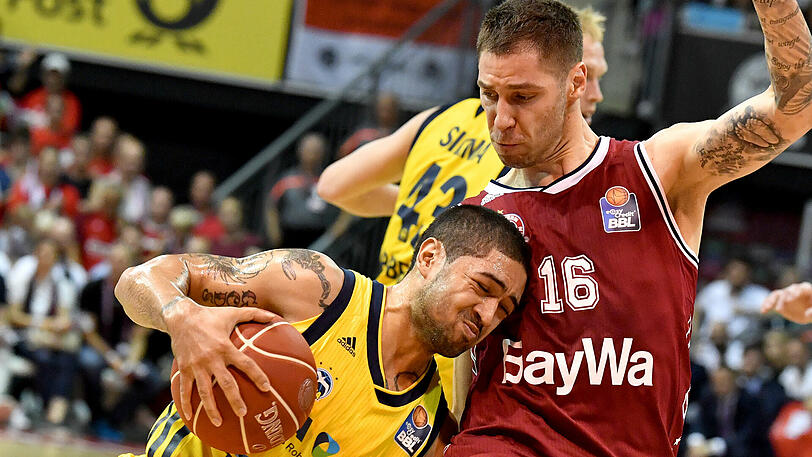 Stefan Jovic (r) vom FC Bayern versucht Peyton Siva von Alba Berlin auf dem Weg zum Korb zu behindern.