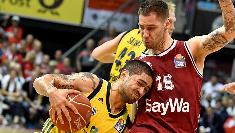 Stefan Jovic (r) vom FC Bayern versucht Peyton Siva von Alba Berlin auf dem Weg zum Korb zu behindern. Stefan Jovic (r) vom FC Bayern versucht Peyton Siva von Alba Berlin auf dem Weg zum Korb zu behindern.