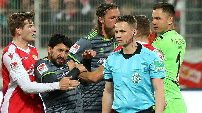 Berlins Christopher Lenz (links) im Handgemenge mit Almog Cohen (Zweiter von links) vom FC Ingolstadt.