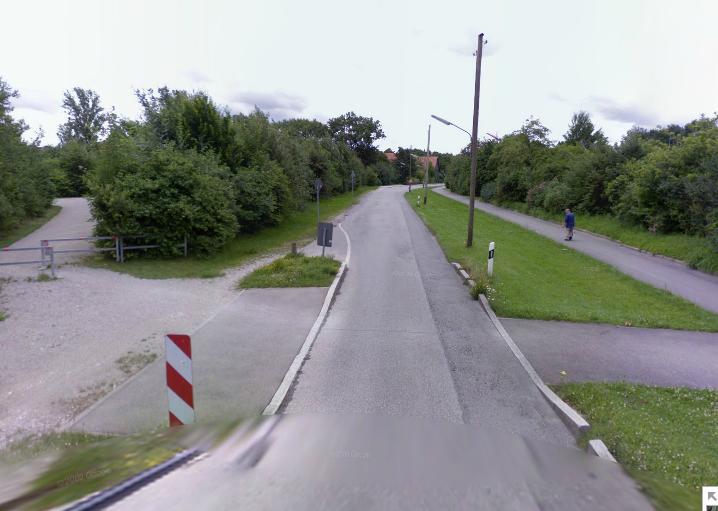 In der Grünanlage an der Echardinger Straße wurde die Frau überfallen.
