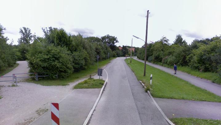 In der Grünanlage an der Echardinger Straße wurde die Frau überfallen. In der Grünanlage an der Echardinger Straße wurde die Frau überfallen.
