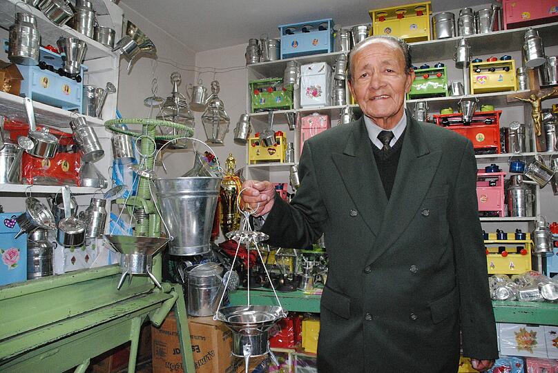 Manuel Humberto Silva verkauft in seiner &bdquo;Hojaleteria&ldquo; (Klempnerei) in der Calle La Ronda handgefertige Dinge aus Zinkblech. Neben diversen Originalgrößen bietet der geschickte Handwerker (81) auch Gefäße im Miniformat &ndash; für die Puppenküche.