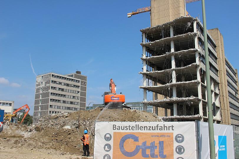 Die Baustelle am Vogelweideplatz, zwischen Riederstraße, Truderinger Straße und A94 (Töginger Straße). Hier werden bis zum Frühjahr 2016 alle Bürogebäude abgerissen.
