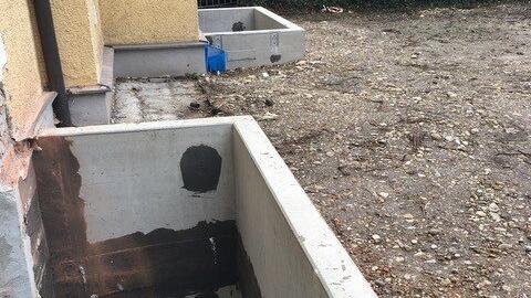 Hier vor dem Haus an der Adalbertstraße 55 stand bis zum Herbst ein prachtvoller, fast hundert Jahre alter Ahorn. Nun ist er gefällt - dafür haben zwei neue Souterrain-Wohnungen nun Lichtschächte und Türen.