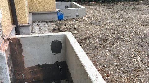 Hier vor dem Haus an der Adalbertstraße 55 stand bis zum Herbst ein prachtvoller, fast hundert Jahre alter Ahorn. Nun ist er gefällt - dafür haben zwei neue Souterrain-Wohnungen nun Lichtschächte und Türen.