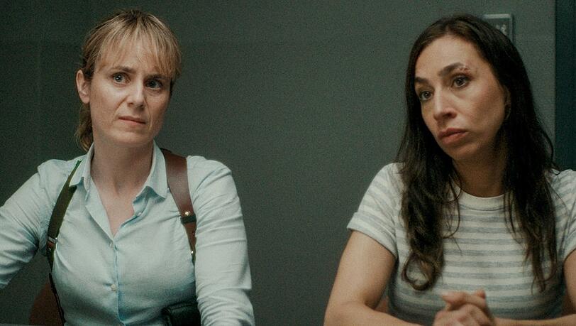 "Tatort: Rapunzel": Isabelle Grandjean (Anna Pieri Zuercher, l.) und Tessa Ott (Carol Schuler) im Verhör.