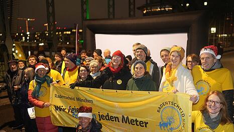 Vertreter vom Radentscheid, Bund Naturschutz und ADFC fordern in Zukunft eine autofreie Hackerbrücke.