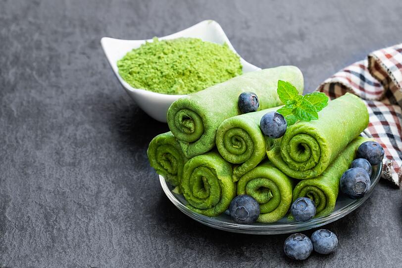 Matcha hat seine Wurzeln in der japanischen Teekultur, schmeckt aromatisch und gilt als echtes Superfood. Das gr&uuml;ne Pulver steckt voller Antioxidantien, wirkt belebend und kann Herz, Blutzucker, Stoffwechsel und Immunsystem unterst&uuml;tzen. Doch wie l&auml;sst es sich in der K&uuml;che einsetzen? Wir zeigen k&ouml;stliche Ideen: von Matcha Latte &uuml;ber Smoothie-Bowls bis zu gr&uuml;nen Pancakes. Diese Matcha-Rezepte sollten Sie einmal ausprobieren.