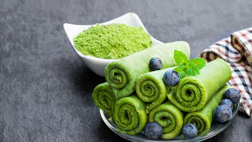 Matcha hat seine Wurzeln in der japanischen Teekultur, schmeckt aromatisch und gilt als echtes Superfood. Das gr&uuml;ne Pulver steckt voller Antioxidantien, wirkt belebend und kann Herz, Blutzucker, Stoffwechsel und Immunsystem unterst&uuml;tzen. Doch wie l&auml;sst es sich in der K&uuml;che einsetzen? Wir zeigen k&ouml;stliche Ideen: von Matcha Latte &uuml;ber Smoothie-Bowls bis zu gr&uuml;nen Pancakes. Diese Matcha-Rezepte sollten Sie einmal ausprobieren.