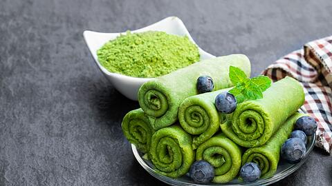 Matcha hat seine Wurzeln in der japanischen Teekultur, schmeckt aromatisch und gilt als echtes Superfood. Das gr&uuml;ne Pulver steckt voller Antioxidantien, wirkt belebend und kann Herz, Blutzucker, Stoffwechsel und Immunsystem unterst&uuml;tzen. Doch wie l&auml;sst es sich in der K&uuml;che einsetzen? Wir zeigen k&ouml;stliche Ideen: von Matcha Latte &uuml;ber Smoothie-Bowls bis zu gr&uuml;nen Pancakes. Diese Matcha-Rezepte sollten Sie einmal ausprobieren.