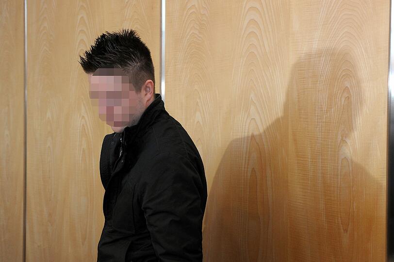 Der wegen Totschlags angeklagte Jerry J. steht in Coburg vor Gericht. Dem Angeklagten wird vorgeworfen, im April 2011 dem 16 Jahre alten Mädchen mit Messerstichen und Hammerschlägen tödliche Verletzungen zugefügt zu haben. Die Bilder.