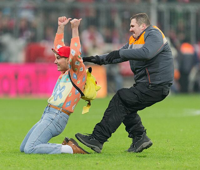 Für einen Flitzer ist dieser Mann ungewöhnlich viel bekleidet. Wenn auch etwas albern.