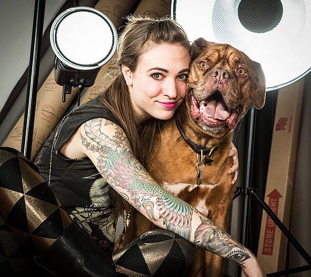 Fotografin Davidson mit ihrem Mastiff "Norbert". "Er schüttelt sich oft - und ich bin ständig damit beschäftigt, Sabber von der Wand zu putzen."
