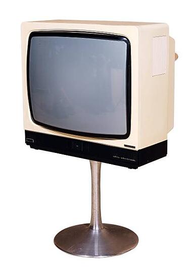 Der Fernseher &bdquo;Ultra-Electronic&ldquo; &ndash; natürlich von Grundig. Mit Standfuß ab 100 Euro zu haben.