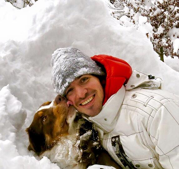 Ski-Star Felix Neureuther schmusst mit seinem Hund im Schnee und wünscht seinen Fans ein spannendes und gesundes Jahr 2015.