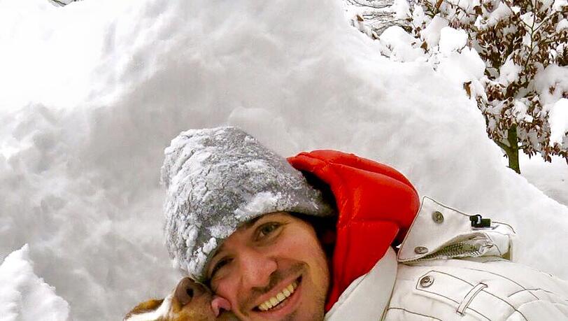 Ski-Star Felix Neureuther schmusst mit seinem Hund im Schnee und wünscht seinen Fans ein spannendes und gesundes Jahr 2015. Ski-Star Felix Neureuther schmusst mit seinem Hund im Schnee und wünscht seinen Fans ein spannendes und gesundes Jahr 2015.