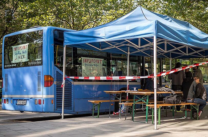 Der Info-Point-Bus für alle Menschen, die Flüchtlingen helfen wollen.