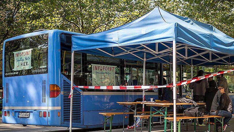Der Info-Point-Bus für alle Menschen, die Flüchtlingen helfen wollen. Der Info-Point-Bus für alle Menschen, die Flüchtlingen helfen wollen.