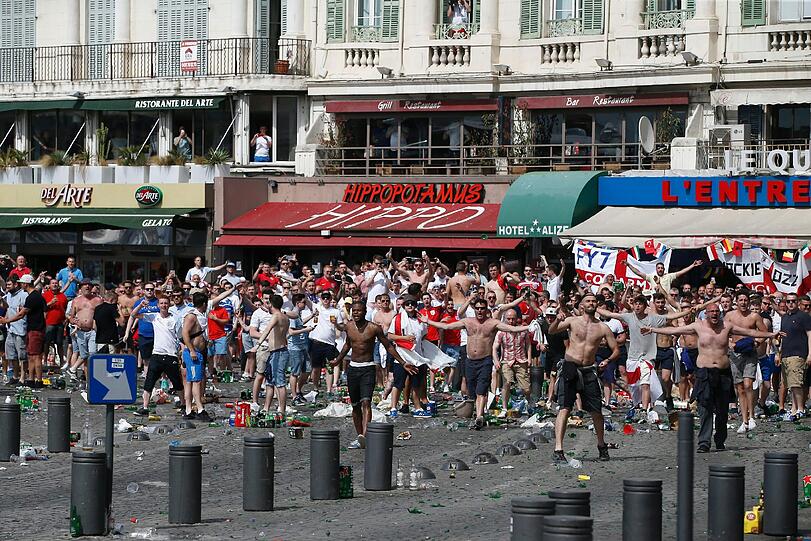 In Marseille kam es zu schweren Krawallen in der Innenstadt. Böller und Glasflaschen flogen.