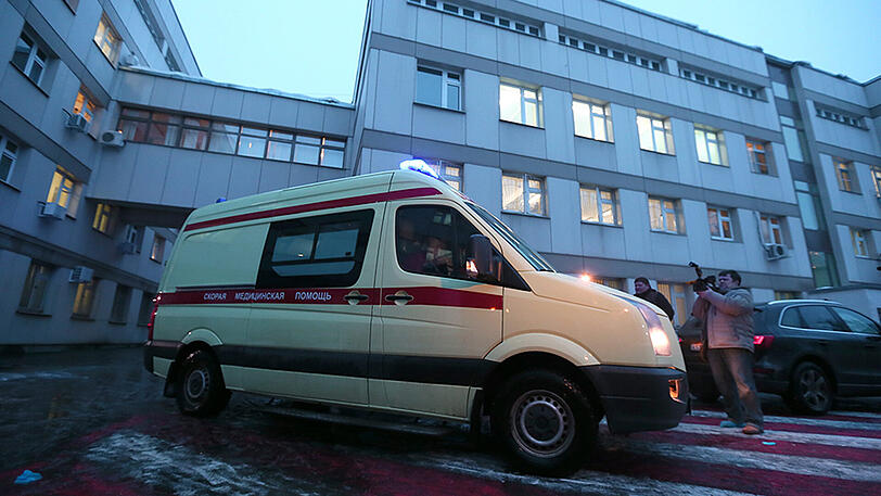 Ein Krankenwagen vor einem russischen Krankenhaus. Sechs Menschen haben den Absturz überlebt. (Archivbild)