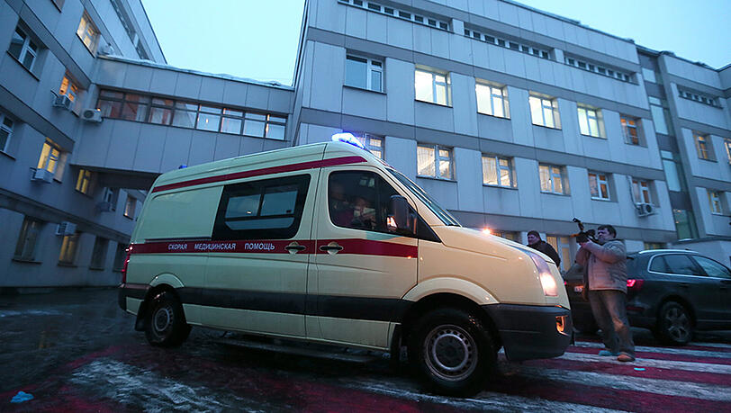 Ein Krankenwagen vor einem russischen Krankenhaus. Sechs Menschen haben den Absturz überlebt. (Archivbild) Ein Krankenwagen vor einem russischen Krankenhaus. Sechs Menschen haben den Absturz überlebt. (Archivbild)